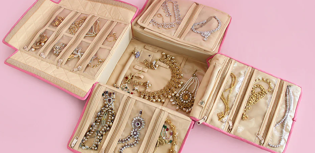 Why Does Every Fashion-Loving Woman Need a Jewellery Organizer in 2025?