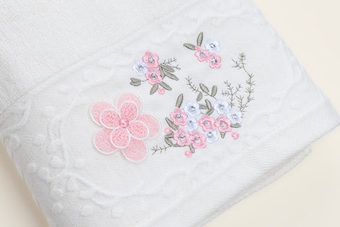 Embroidered bath towel - 3D Flower White