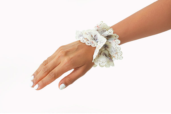 Scrunchies-001 White & blue floral