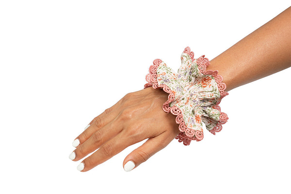 Scrunchies-001 White & peach floral