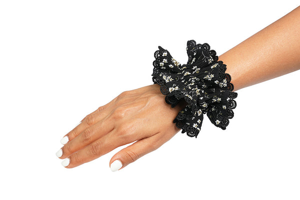 Scrunchies-001 black & white flower
