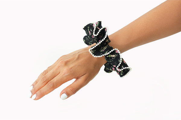 Scrunchies-003 black with pink Floral